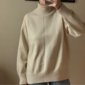 H&M turtleneck sweater in a cream / Size S